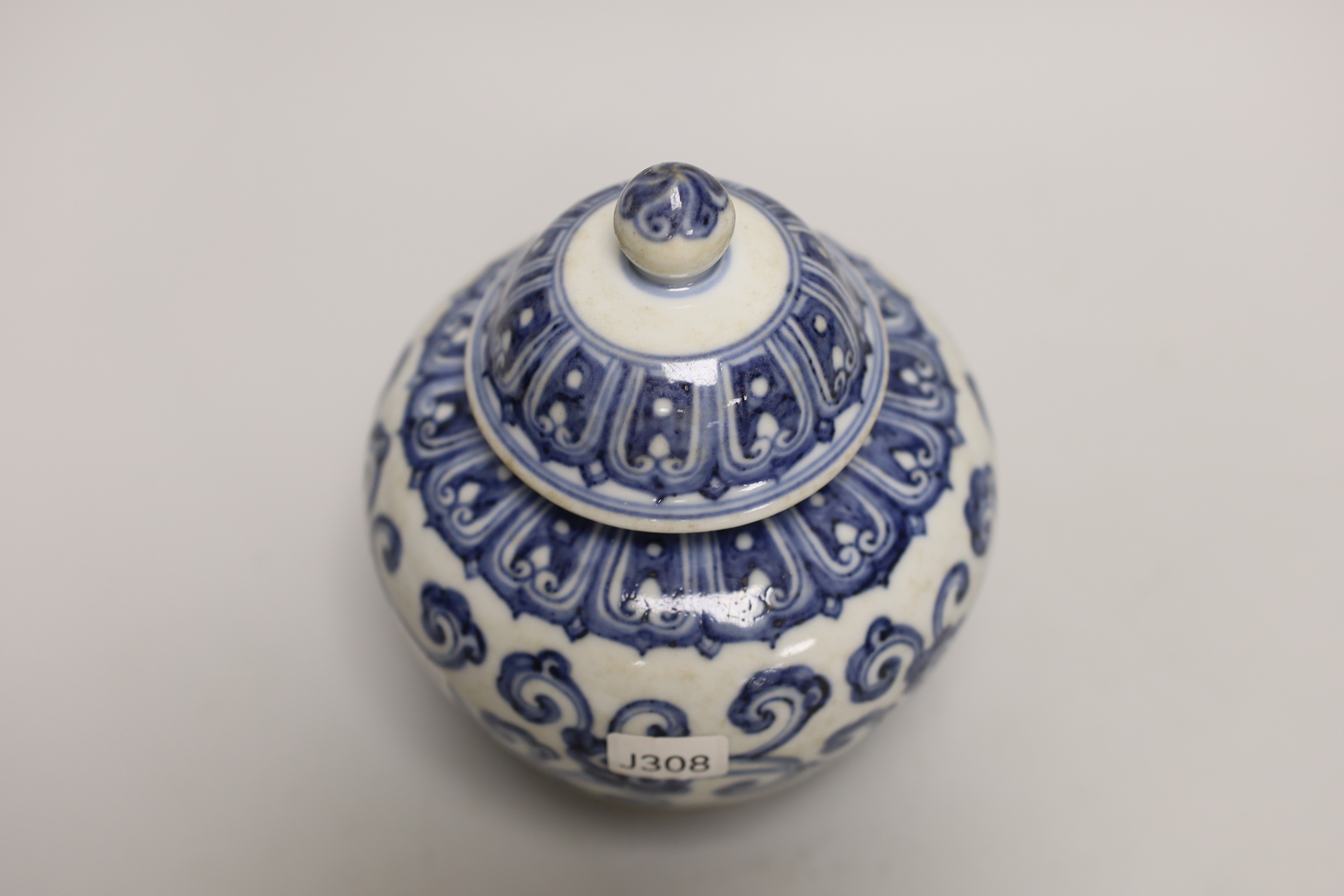 A Chinese blue and white jar and cover, 15cm